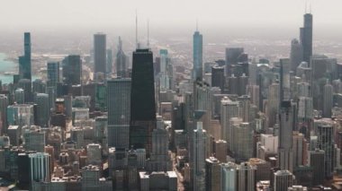 Güneşli bir günde Chicago şehir merkezinin ufuk çizgisi. İHA görüntüsü. Yüksek kalite 4k görüntü