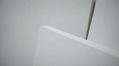 Depoda ya da şantiyede sıva tahtası var. Görüntüleri kapat. Yüksek kalite 4k görüntü