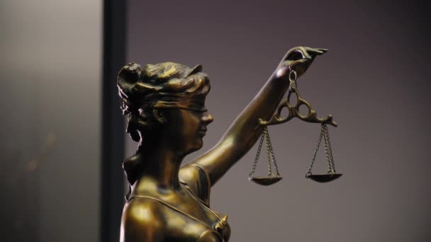 Правовая Юридическая Концепция Статуи Леди Юстиция Заднем Плане Подвинь Камеру — стоковое видео