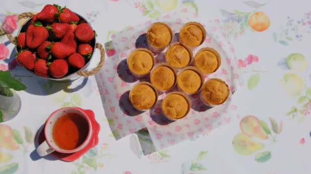 Cupcakes Med Frukt Jordgubbsmuffins Hembakat Bakverk Som Står Bordet Solljuset — Stockvideo