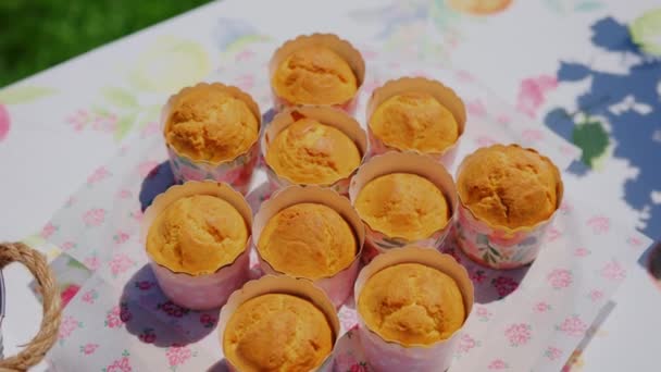 Cupcakes Met Fruit Aardbeien Cupcakes Zelfgebakken Bakken Die Tafel Staan — Stockvideo