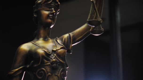 Νόμιμο Και Νομικό Άγαλμα Της Λαίδης Δικαιοσύνης Μετακίνηση Κάμερα Υψηλής — Αρχείο Βίντεο