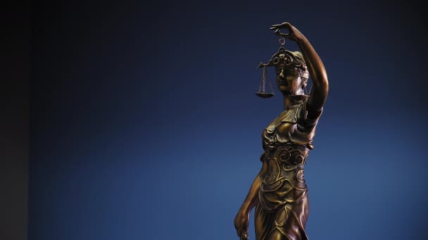 Legal Law Concept Statue Lady Justice Blue Background Move Camera — Stockvideo
