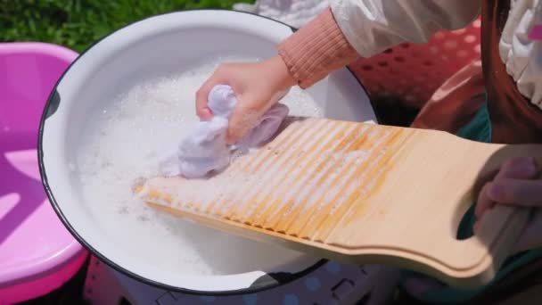 Wassen Van Kleding Oude Vintage Wasbord Buiten Jonge Vrouw Wassen — Stockvideo