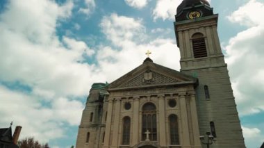 Eski tapınağın ya da şehir merkezindeki Katolik Aziz John Cantius Kilisesi 'nin insansız hava aracı görüntüleri. Chicago IL 1 Mayıs 2024. Yüksek kalite 4k görüntü