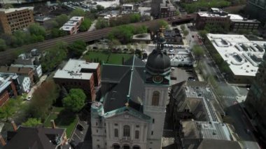 Eski tapınağın veya şehir merkezindeki Katolik Aziz John Cantius Kilisesi 'nin havadan görünüşü. Chicago IL 1 Mayıs 2024. Yüksek kalite 4k görüntü