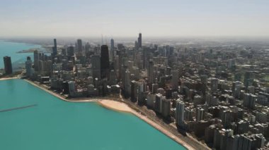 Chicago şehir merkezinin silueti. İHA 'nın geniş görüntüsü. Yüksek kalite 4k görüntü