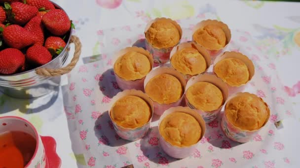 水果蛋糕 草莓杯蛋糕 自制烘焙 这些都站在桌子上晒太阳 上下颠倒高质量的4K镜头 — 图库视频影像