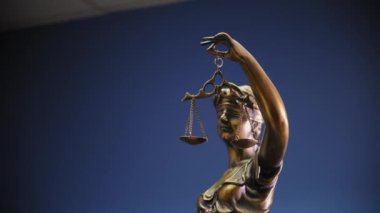 Bayan Adalet 'in hukuk ve hukuk konsepti heykeli mavi arka planda. Kamera görüntülerini oynat. Yüksek kalite 4k görüntü