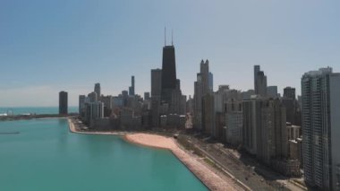 İHA 'nın Chicago şehir merkezindeki siluetinin geniş bir görüntüsü. - Evet. Yüksek kalite 4k görüntü
