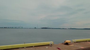 BALTIMORE, MD - 3.29.2024 . Francis Scott Key Köprüsü Baltimore 'da kargo gemisi Dali tarafından çarpıldıktan sonra. Geniş açı. Yüksek kalite 4k görüntü