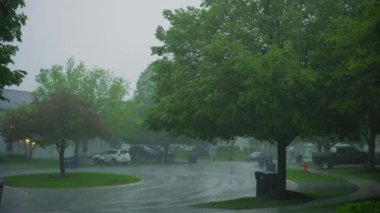 Banliyödeki sokağa sağanak yağmur yağıyor. Yüksek kalite 4k görüntü