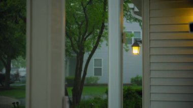 Şiddetli yağmur damlaları fırtına yağmurları evin yakınına düşer. Yüksek kalite 4k görüntü