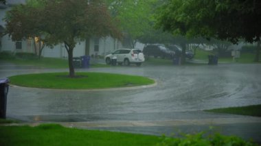 Şiddetli yağmur fırtınası. Banliyödeki otoparka yağmur damlaları yağıyor. - Evet. Yüksek kalite 4k görüntü