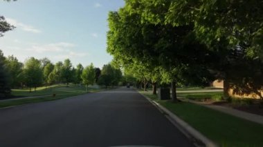 Güzel bir bahar gününde, ABD 'nin banliyö sokağının POV görüntüsü. Yüksek kalite 4k görüntü