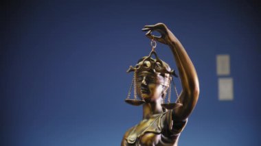Bayan Adalet 'in hukuk ve hukuk konsepti heykeli mavi arka planda. Kamerayı yaklaştır. Yüksek kalite 4k görüntü