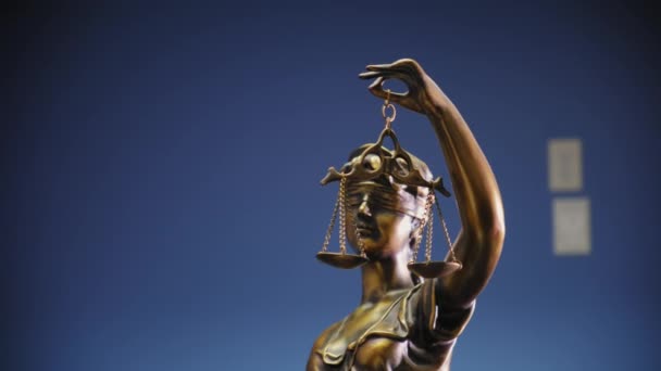 Statua Del Concetto Giuridico Giuridico Lady Justice Sfondo Blu Sposta — Video Stock