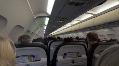 Uçakta insanların oturduğu bir uçakta. Geniş açı. Şikago İl. ABD 7 Nisan 2024. Yüksek kalite 4k görüntü