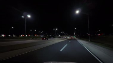 Gece vakti bir yola giriyorsun. POV görünümü. Yüksek kalite 4k görüntü