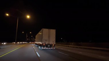 Geniş Açı POV Sürücü Görünümü. Bir kamyon gece vakti teslimat yapar. Naperville lL 'de. ABD 18 Mayıs 2024. Yüksek kalite 4k görüntü