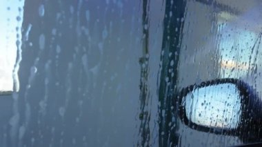 Arabanın içindeki oto yıkama sistemindeki yan görüntüler, otomatik oto yıkama.