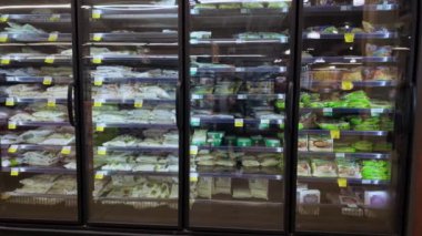 Whole Foods Market, mağazanın içi ürünlerle dolu. Naperville lL 'de. ABD 2 Mayıs 2024. Yüksek kalite 4k görüntü