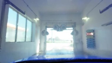 Otomobil yıkama sistemindeki POV geniş görüntüler, otomatik oto yıkama.