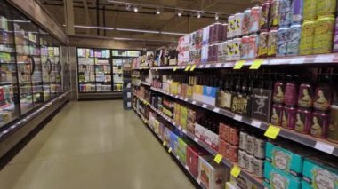 Whole Foods Market, mağazanın içi ürünlerle dolu. Naperville lL 'de. ABD 2 Mayıs 2024. Yüksek kalite 4k görüntü