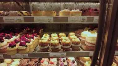 Whole Foods Market, mağazanın içi ürünlerle dolu. Naperville lL 'de. ABD 2 Mayıs 2024. Yüksek kalite 4k görüntü