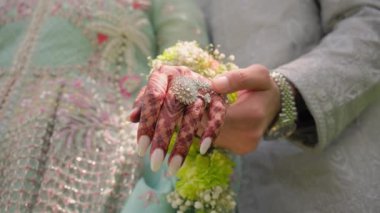 Geleneksel Hint kıyafetleri giyip el ele tutuşan, Hindu düğünü yapan bir çift. Görüntüyü kapat, kamerayı hareket ettir. Yüksek kalite 4k görüntü