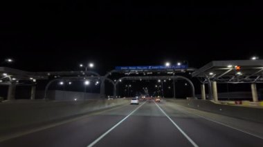 Gece vakti bir yola giriyorsun. POV geniş görüşlü. Yüksek kalite 4k görüntü