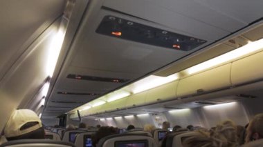 Uçağın içinde insanların oturduğu geniş bir görüntü. Naperville lL 'de. ABD 8 Nisan 2024. Yüksek kalite 4k görüntü