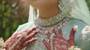 Geleneksel Hint kıyafetleri giymiş bir kadın ve bir parça el mehndi 'nin yakın çekimleri. Hindu düğünü. - Evet. Yüksek kalite 4k görüntü