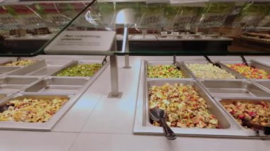 Whole Foods Market, mağazanın içinde sıra sıra hazır yiyecek ve bar var. Naperville lL 'de. ABD 2 Mayıs 2024. Yüksek kalite 4k görüntü