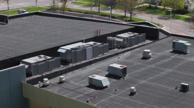 Çatıda büyük endüstriyel klima sistemi var. Geniş hava manzaralı. Yüksek kalite 4k görüntü