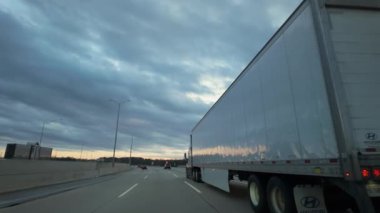 Geniş açılı POV sürücü görüntüsü. Bir kamyon paket teslim eder, otoyol. Naperville lL 'de. ABD 17 Mayıs 2024. Yüksek kalite 4k görüntü