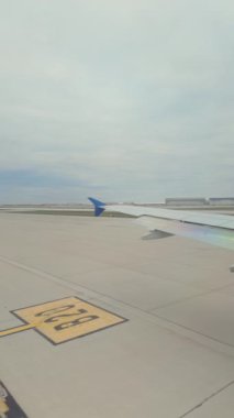 Chicago Uluslararası Havaalanı 'ndaki uçak pistinin geniş açılı görüntüsü. - Evet. Yüksek kalite 4k görüntü