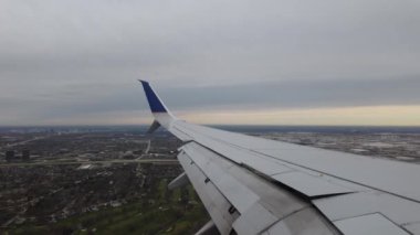 Uçak 'ın lombozundan vurulmuş. Chicago Havaalanı 'na inmeye hazırlanıyoruz. Yüksek kalite 4k görüntü