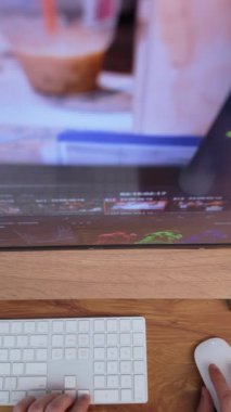 Bilgisayardaki video montajının yukarıdan aşağıya dikey görüntüsü. Video düzenleme, video işleme, post prodüksiyon, klipsleme programının renk düzeltme çalışmaları. Yüksek kalite 4k görüntü