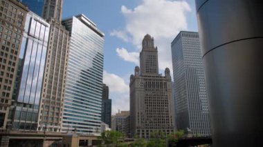 Chicago şehir merkezinin elementleri. Chicago 'da bir sürü yüksek binanın olduğu bir şehir manzarası. Geniş açı. Yüksek kalite 4k görüntü