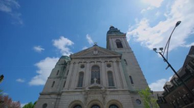 Eski tapınağın ya da şehir merkezindeki Katolik Aziz John Cantius Kilisesi 'nin insansız hava aracı görüntüsü. Chicago IL 1 Mayıs 2024. Yüksek kalite 4k görüntü