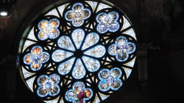 Eski tapınaktaki ya da Katolik Aziz John Cantius Kilisesi 'ndeki vitray manzarası. Chicago IL 1 Mayıs 2024. Yüksek kalite 4k görüntü