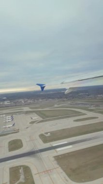 Chicago Havaalanı 'nda kalkışa hazırlanırken dikey çekim. Uçakların lombozundan vurulmuş. Yüksek kalite 4k görüntü