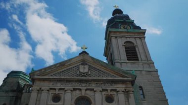 Şehir merkezindeki eski tapınak ya da Katolik Aziz John Cantius Kilisesi 'nin geniş bir manzarası var. Chicago IL 1 Mayıs 2024. Yüksek kalite 4k görüntü