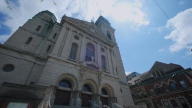 Eski tapınağın geniş bir görüntüsü ya da şehir merkezindeki Katolik Aziz John Cantius Kilisesi. Chicago IL 1 Mayıs 2024. Yüksek kalite 4k görüntü