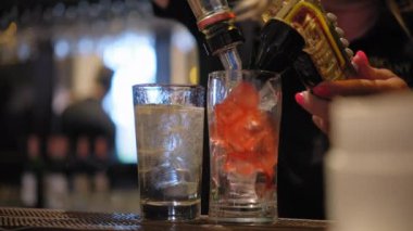 Barmenler olay anında içki yaparlar. Görüntüyü kapat. Yüksek kalite 4k görüntü