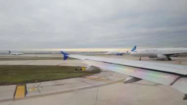 Chicago Uluslararası Havaalanı 'ndaki uçak pistinde geniş açı. Şikago İl. 10 Mayıs 2024. Yüksek kalite 4k görüntü