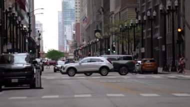 Chicago şehir merkezinin elementleri. Bir sürü yüksek binası ve sürüş arabası olan bir şehir manzarası. Şikago İl. 20 Mayıs 2024. Yüksek kalite 4k görüntü