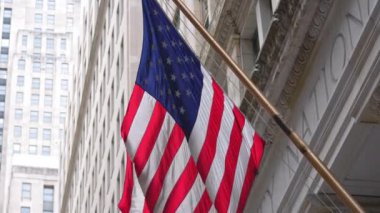 Amerikan bayrağı sokaklarda dalgalanıyor. Yüksek kalite 4k görüntü