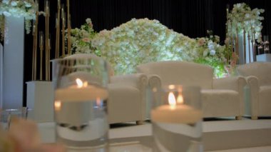 Masalar ve mumlarla dolu bir düğün restoranı. Kamera görüntüsünü değiştir. Yüksek kalite 4k görüntü